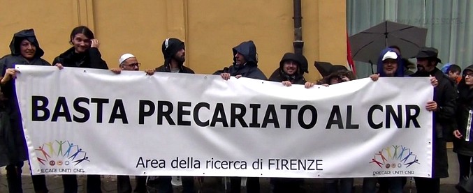 Copertina di Ricerca, la rabbia dei precari in presidio a Montecitorio: “Ho 41 anni, vorrei che il mio Paese mi desse il giusto riconoscimento”