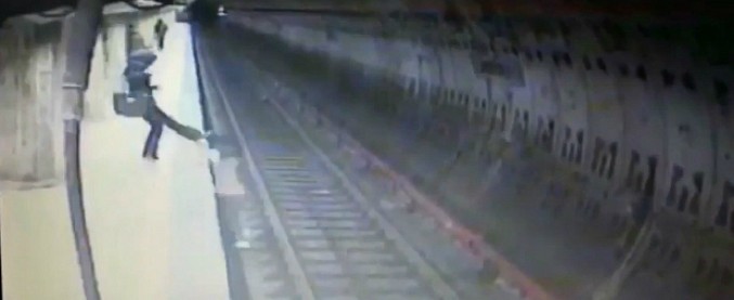 Copertina di Bucarest, squilibrata spinge donna sui binari della metro. Trentaseienne travolta e uccisa dal convoglio