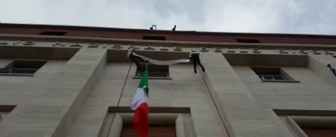 Copertina di Cnr, i precari si calano dal tetto: “La ricerca è appesa a un filo”. Poi incontrano Grasso: “Il vostro lavoro è il futuro del paese”