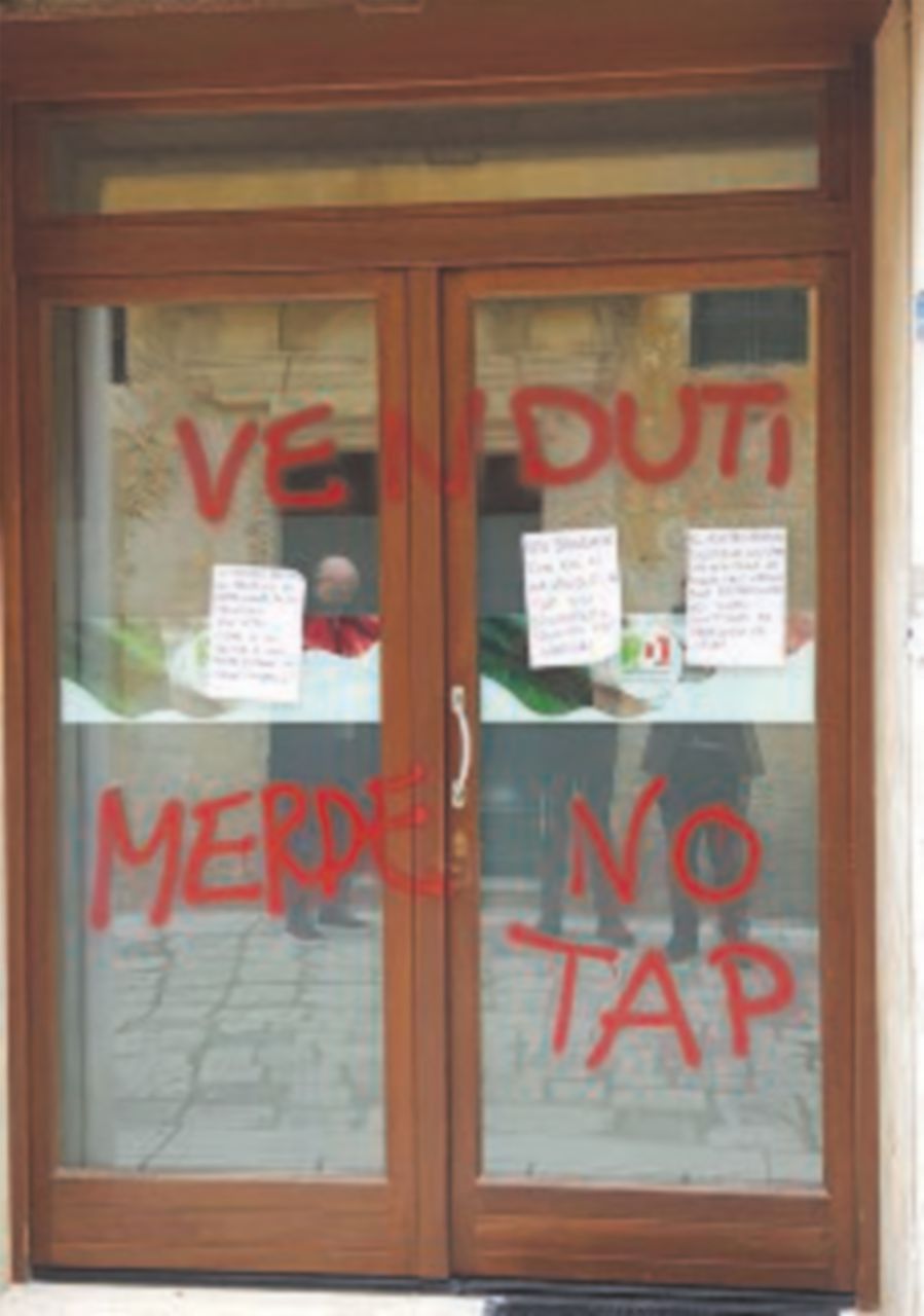 No Tap, vandalizzata sede Pd di Martano per visita viceministro No Tap, vandalizzata sede Pd di Martano per visita viceministro