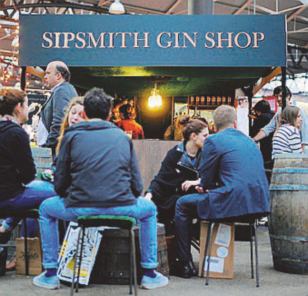 Gin Craze - Il super alcolico torna ai suoi fasti - LaPresse Altro che champagne, in nome della Brexit a Natale e Capodanno si brinda con il gin