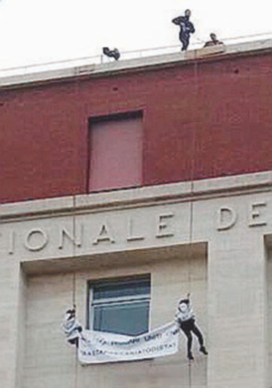 Cnr, precari “appesi a un filo”. Striscione nella sede romana Cnr, precari “appesi a un filo”. Striscione nella sede romana
