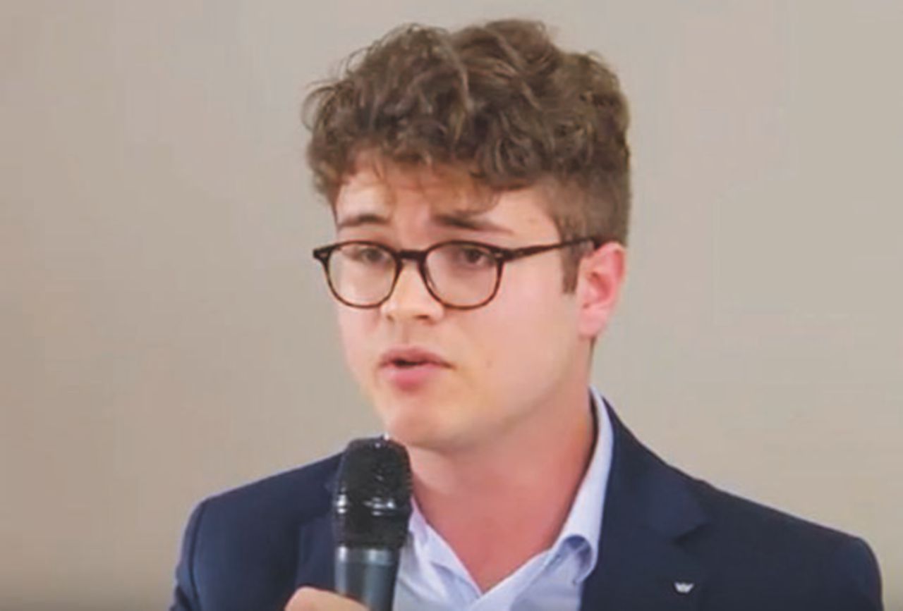 Il dirigente ventenne - Gianluca Vichi scelto da Renzi tra i 20 “millenials” della Direzione del Pd Pesaro, il “millennial” di Matteo picchia l’arbitro