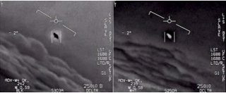 Copertina di Ufo, nel video del Pentagono l’oggetto non identificato. I piloti dei caccia della marina: “Guarda quella cosa, amico!”