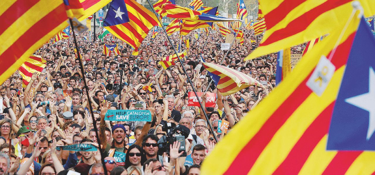 Potere catalano - Un corteo pro-indipendenza a Bruxelles il 7 dicembre - LaPresse Spagna, un passato oscuro pesa sul nuovo voto catalano