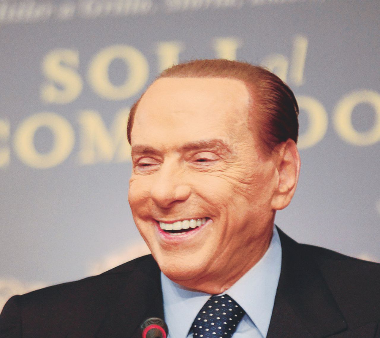 Un fiore in bocca - Quest’estate B. ha fatto un ulteriore tagliando a viso, capelli e sorriso. La nuova dentiera è talmente bianca che riflette tutte le luci I denti di B. luccicano, Renzi dorme in piedi e Salvini alza il pugno