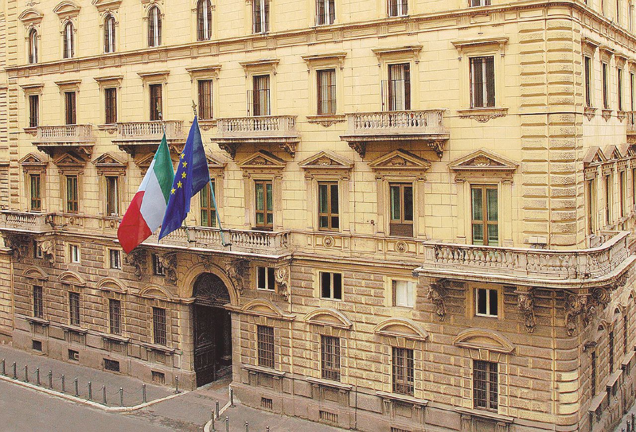 Pinotti prova a svendere palazzi al sospetto Qatar Pinotti prova a svendere palazzi al sospetto Qatar