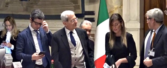 Copertina di Boschi-Orlando, tra i due è gelo: niente stretta di mano e saluto fugace al convegno di Violante