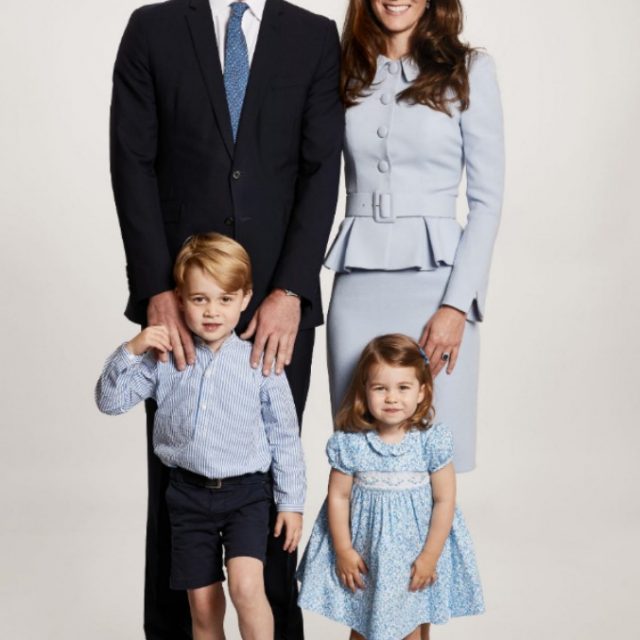 William e Kate con i piccoli George e Charlotte: ecco la foto di Natale della famiglia reale