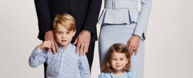 William e Kate con i piccoli George e Charlotte: ecco la foto di Natale della famiglia reale