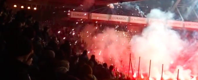 Copertina di Razzi verso la tribuna degli avversari nel derby di Cracovia: arbitro costretto a sospendere la partita