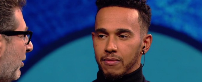 Copertina di Lewis Hamilton pianista a Che tempo che fa, suona Adele prima di congedarsi a bordo della mitica Prinz