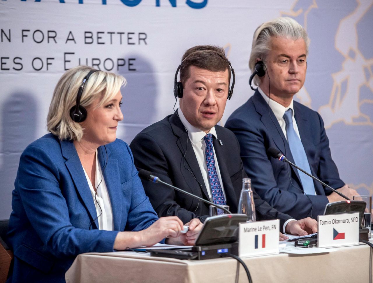 Il meeting di Praga - Marine Le Pen, il leader nazionalista ceco-giapponese Tomio Okamura e l’olandese Wim Wilders. Scuri come la Sacher: Vienna fa felice l’ultradestra europea