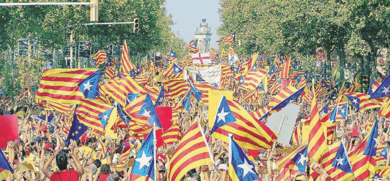 Orgoglio pregiudicato - La bandiera stellata della Catalogna in una delle manifestazioni indipendentiste di Barcellona - LaPresse Catalogna, domani il voto