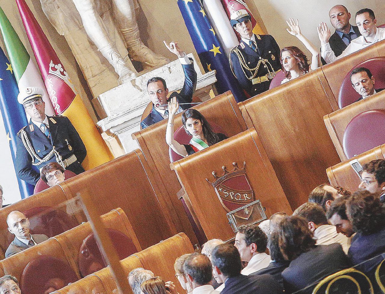 Raggi e il suo anno senza Marra: rifiuti, stadio, polizze e Spelacchio