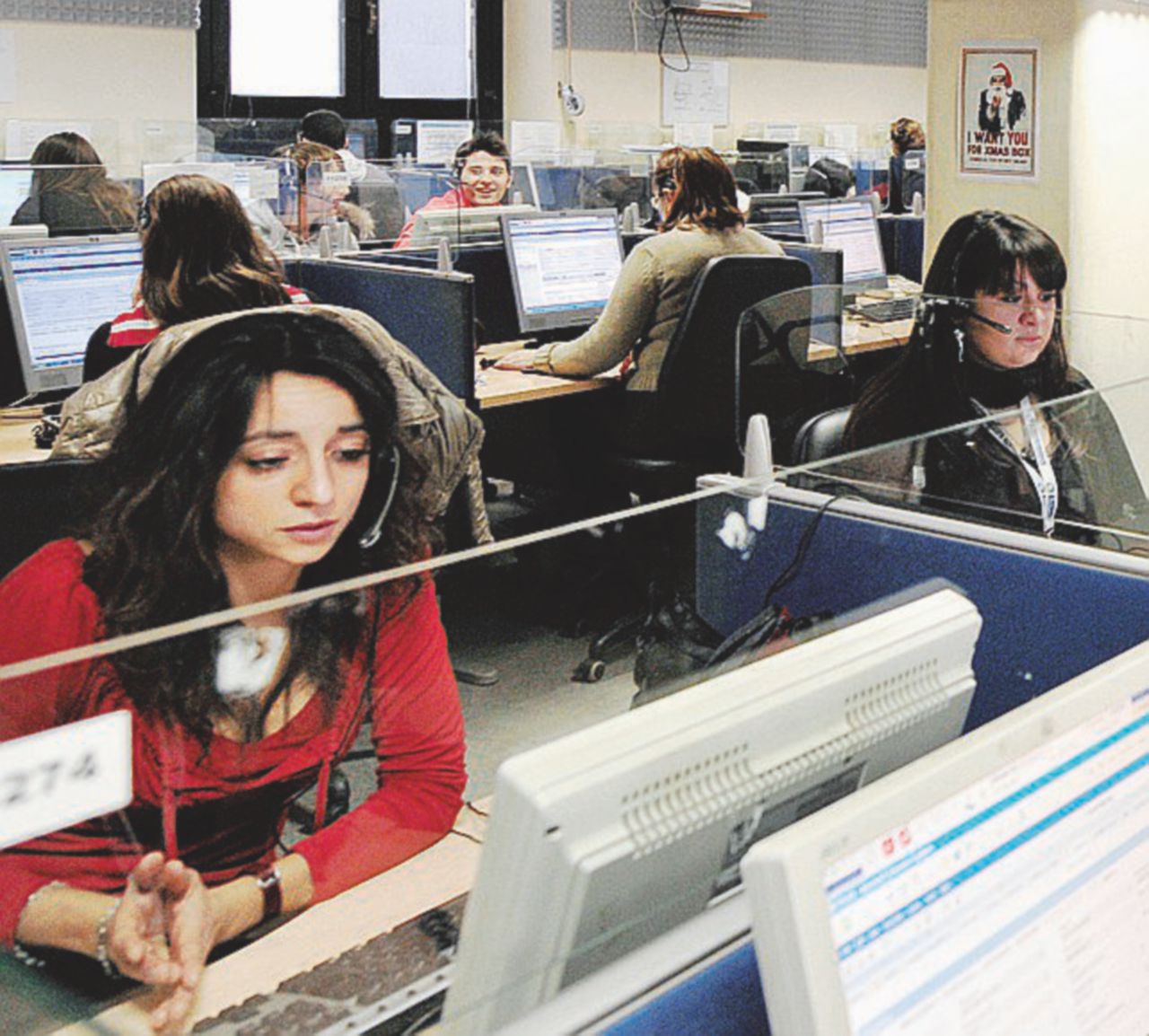 Copertina di Call center, c’è chi lavora per 92 euro al mese