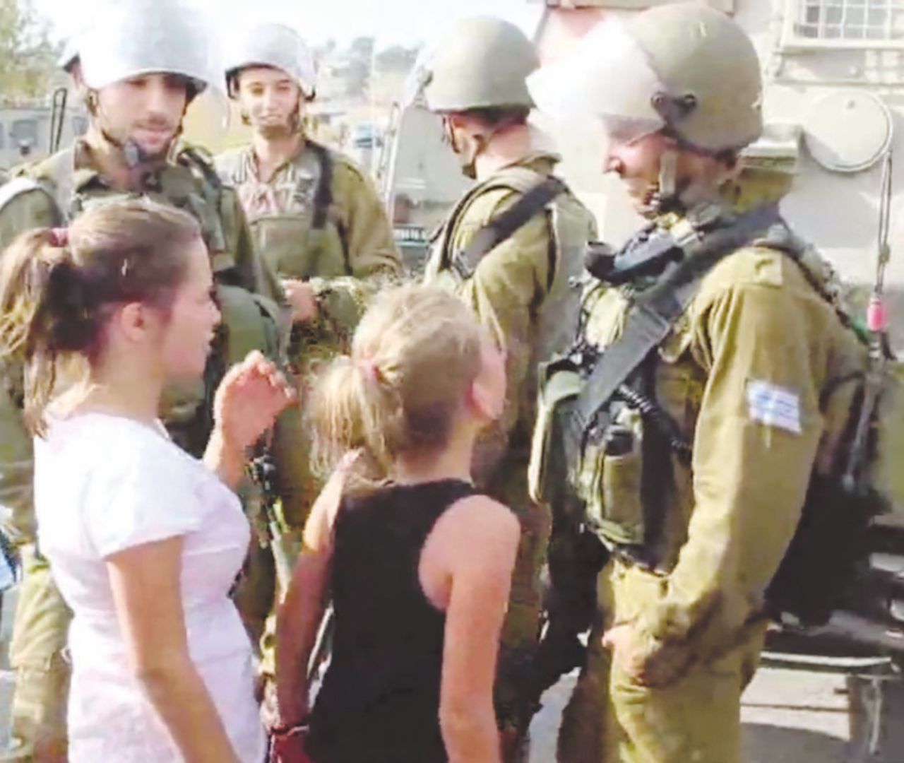 Ahed, la giovane star palestinese che “picchia” i soldati israeliani Ahed, la giovane star palestinese che “picchia” i soldati israeliani
