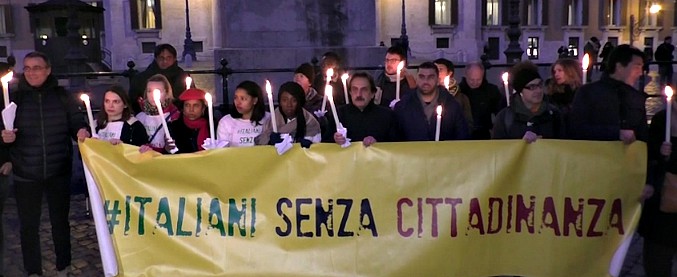Copertina di Ius soli, fiaccolata delle associazioni davanti a Montecitorio: “Coinvolti 800mila bambini stranieri solo per la legge”