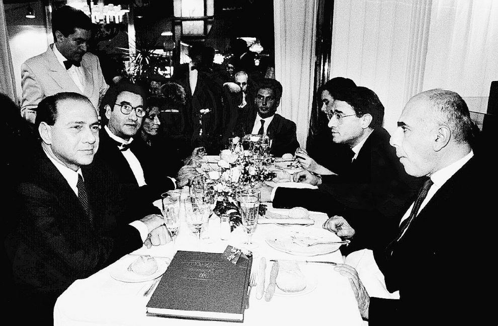  Silvio Berlusconi, Adriano Galliani e Marcello Dell’Utri fotografati a cena nel 1989