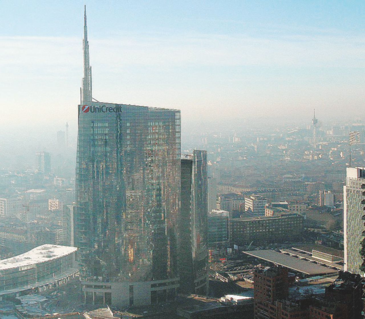 La ritorsione - La sede di Unicredit a Milano - Ansa La norma fiscale utile a Unicredit bloccata da Chigi per un anno