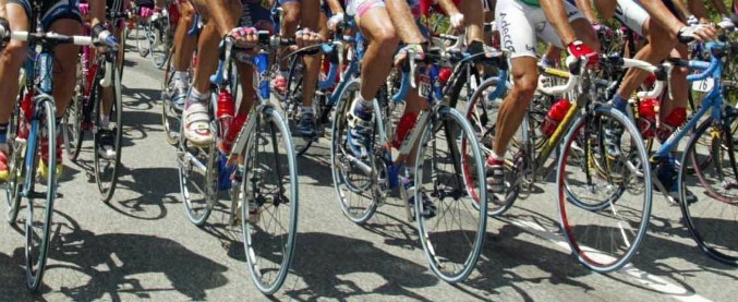 Doping cerebrale, nuova frontiera (legale) per migliorare le prestazioni. Il ciclismo ci prova. Lo scienziato: “Agisce sulla fatica”