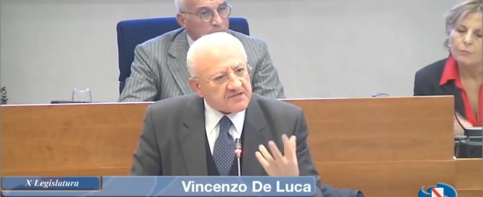 Copertina di De Luca, in consiglio regionale è una furia: “Grazie alle opposizioni evanescenti resteremo qui 20 anni”