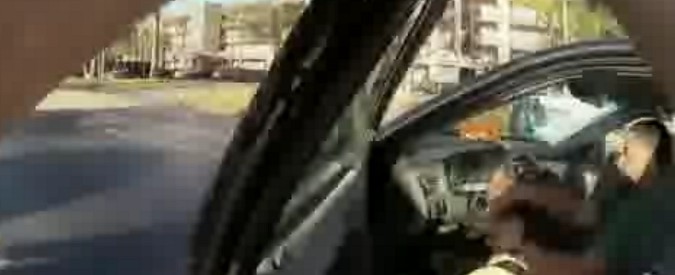 Copertina di Poliziotto o stuntman? Trascinato per un chilometro dall’auto che aveva fermato per un controllo