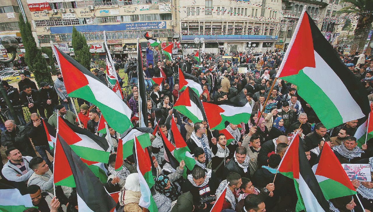 Traguardo lontano - e una protesta palestinese nei Territori - Ansa Senza patria né eredi: il viale del tramonto di Abu Mazen