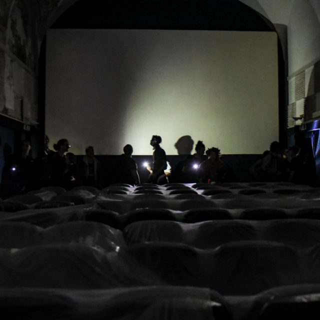 Cinema, il paradosso: meno spettatori ma più film in sala. Ecco perché è una strana agonia