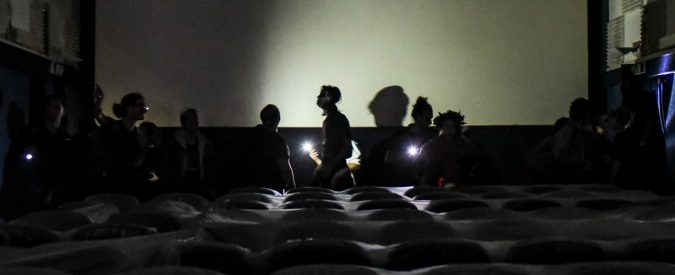 Cinema, il paradosso: meno spettatori ma più film in sala. Ecco perché è una strana agonia