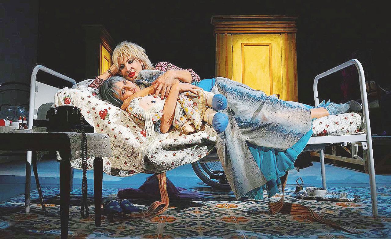 Sisters. Come stelle nel buio. Valerio Binasco, con Isabella Ferrari e Iaia Forte Isabella e Iaia, sorelle di prigionia