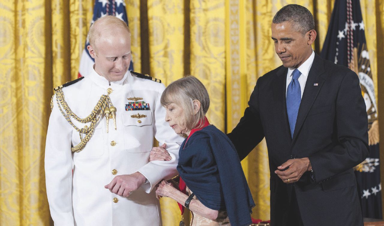Medaglia delle Arti - Joan Didion alla Casa Bianca con Obama - Ansa Nel gioco della vita siamo semplici pedine
