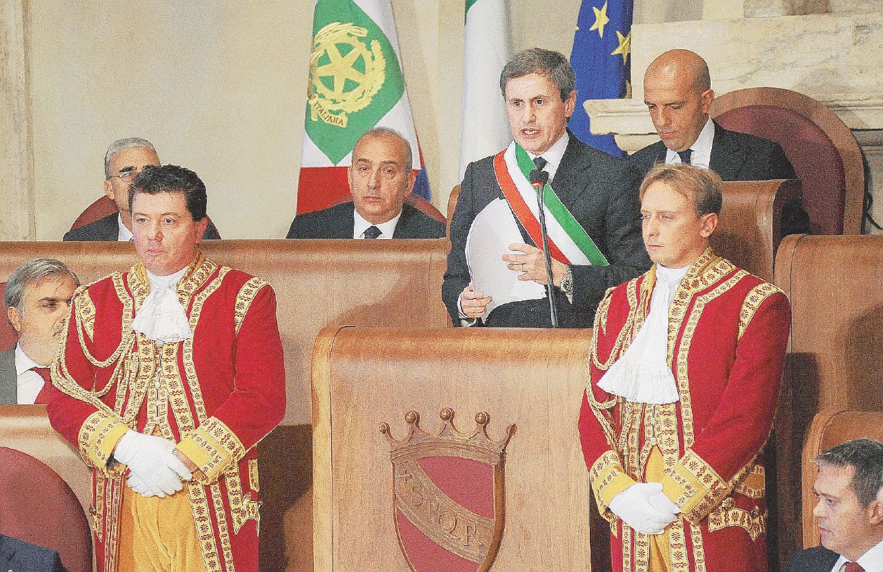 Gianni Alemanno, nel 2010 nell’aula Giulio Cesare al Palazzo Senatorio, da sindaco di Roma - Ansa Guaio da 390 milioni per il Campidoglio: son tutti debiti dei camerati di Alemanno