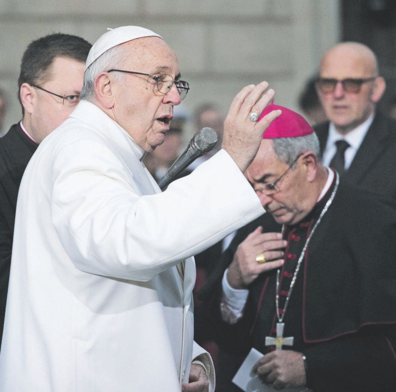Copertina di Il Papa e lo schiaffo di Natale alla Curia: basta con i complotti