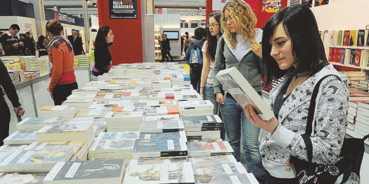 Piacere di carta - Visitatori al salone del libro di Torino - Ansa Il fronte editori & librai: “Rischiamo tutti”
