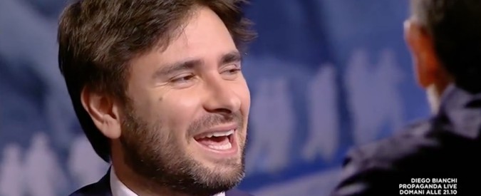 Copertina di Spelacchio, Di Battista: “Lo sono andato a trovare ieri, l’ho trovato più vivo di Renzi”