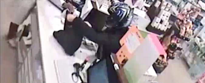 Copertina di Otto rapine alla stessa farmacia di Milano. All’ennesimo colpo gli agenti piombano addosso al cocainomane