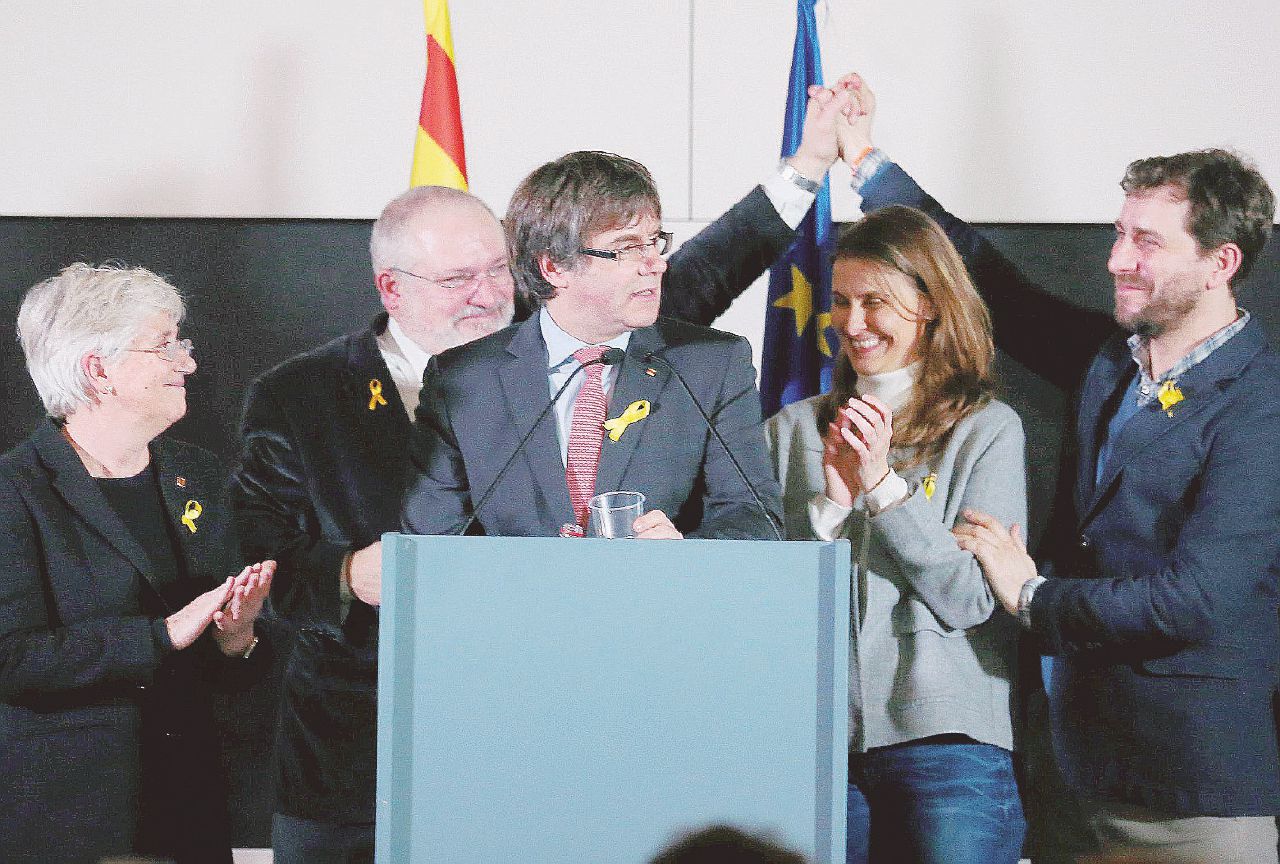 Puigdemont presidenziale, Rajoy tenta di snobbarlo Puigdemont presidenziale, Rajoy tenta di snobbarlo