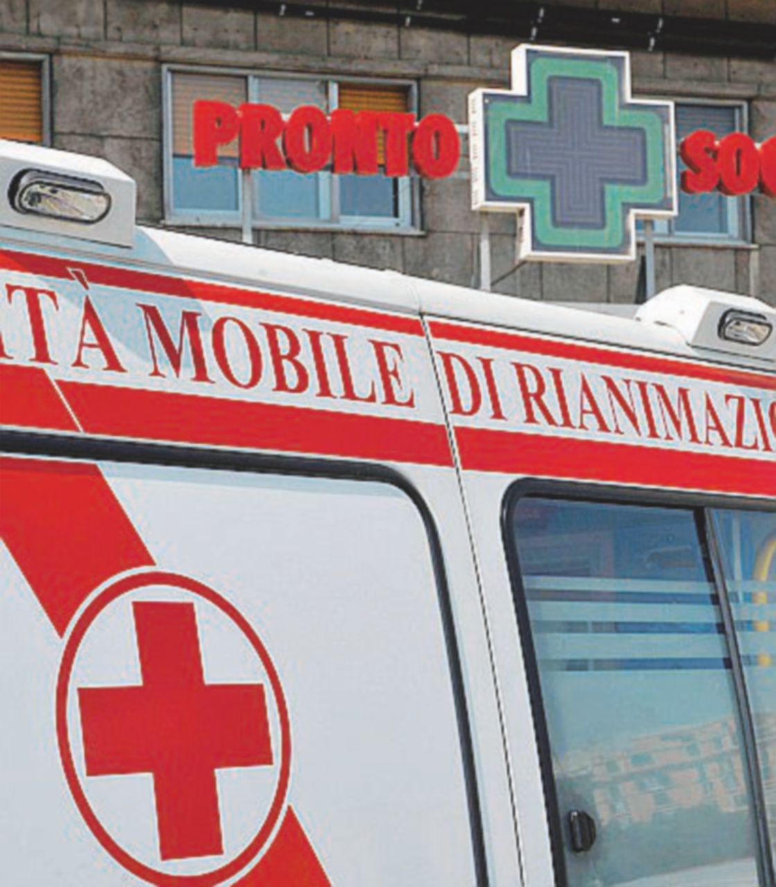 Incidente fatale - I soccorsi - Ansa Travolto da un compagno in auto: muore a 15 anni davanti alla scuola