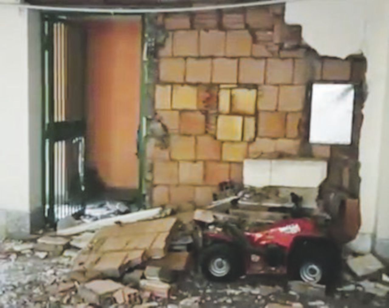 L’ordigno - Il cancello divelto Esplode una bomba carta: un morto e una donna ferita. Tutti in piazza contro la violenza