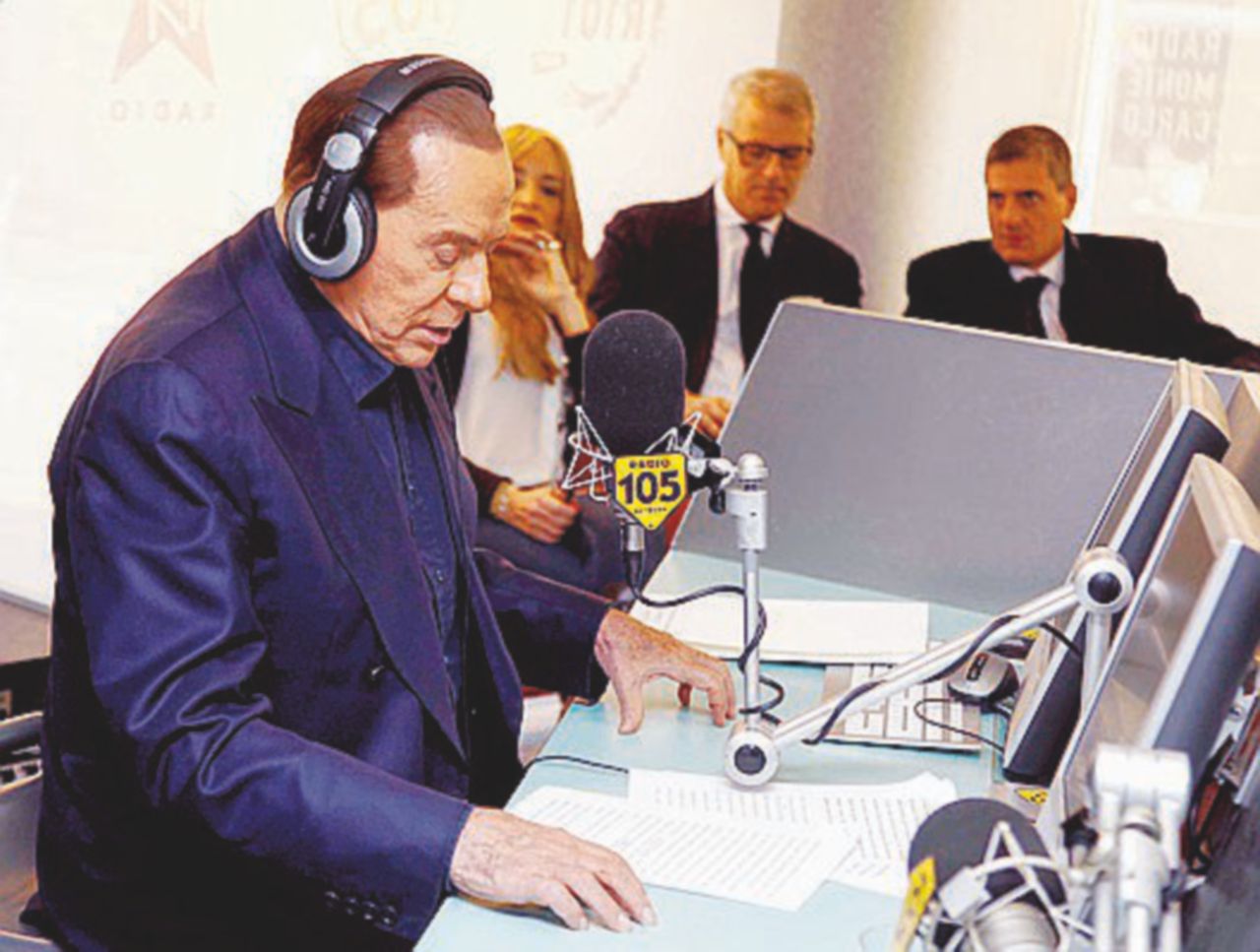Berlusconi in radio Il pazzo Natale della politica: querele, poesie e dimissioni