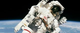 Copertina di Apollo 11, morto l’astronauta Bruce McCandless. Nasa: “E’ stato il primo uomo a fluttuare nello spazio”