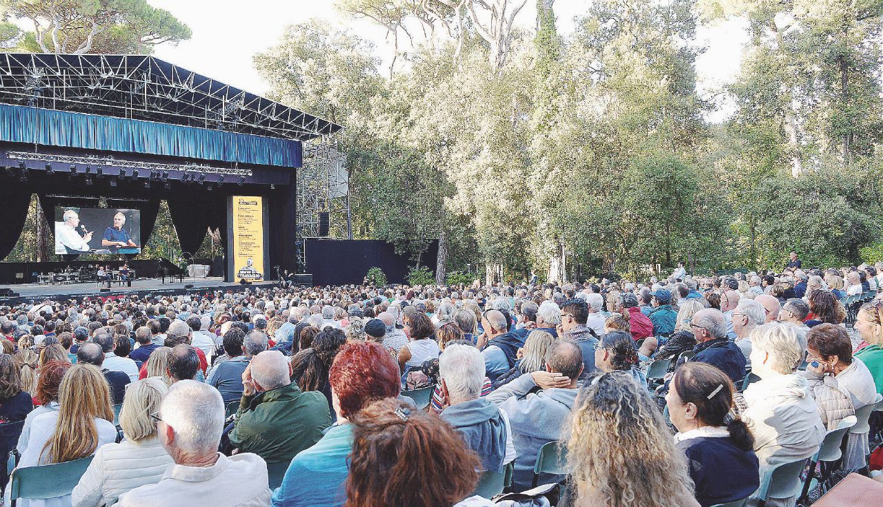 Versiliana - La festa del Fatto in Versilia è occasione per i lettori di essere coinvolti nella vita del giornale - Paolo Poce/ Sintesi Visiva Buon Natale a tutti: insieme ora faremo ancora meglio