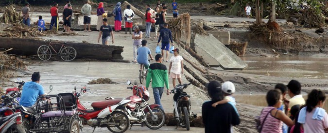 Filippine, tempesta tropicale provoca 200 vittime e incendio in centro commerciale: altri 36 morti