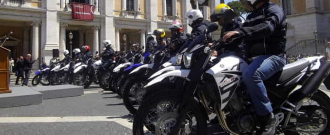 Roma, pochi fondi per assicurazioni e riparazioni: i centauri della polizia locale rischiano di restare senza motociclette