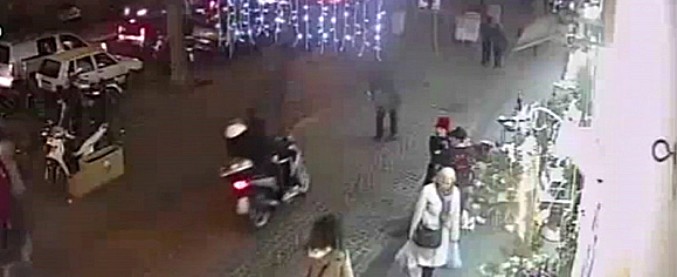 Copertina di Napoli, ragazzo di 17 anni accoltellato alla gola: arrestato un 15enne. Il video che ha incastrato la baby gang