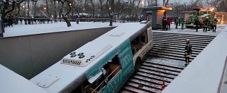 Copertina di Mosca, autobus si schianta sulle scale della metropolitana: 5 morti