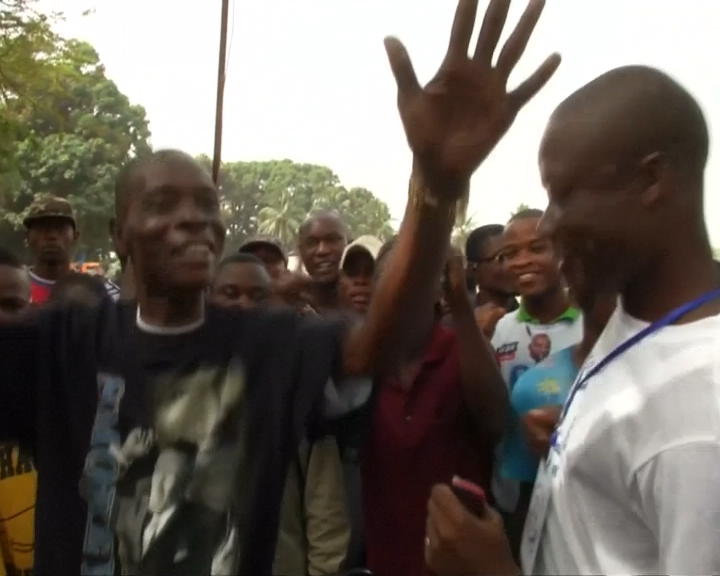 Copertina di Liberia, l’ex calciatore George Weah verso la vittoria al ballottaggio: canti e balli davanti alla sede del partito