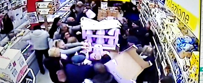 Copertina di I pandori sono a prezzo scontato, nel supermercato scatta l’assalto: la scena ripresa dalla videosorveglianza