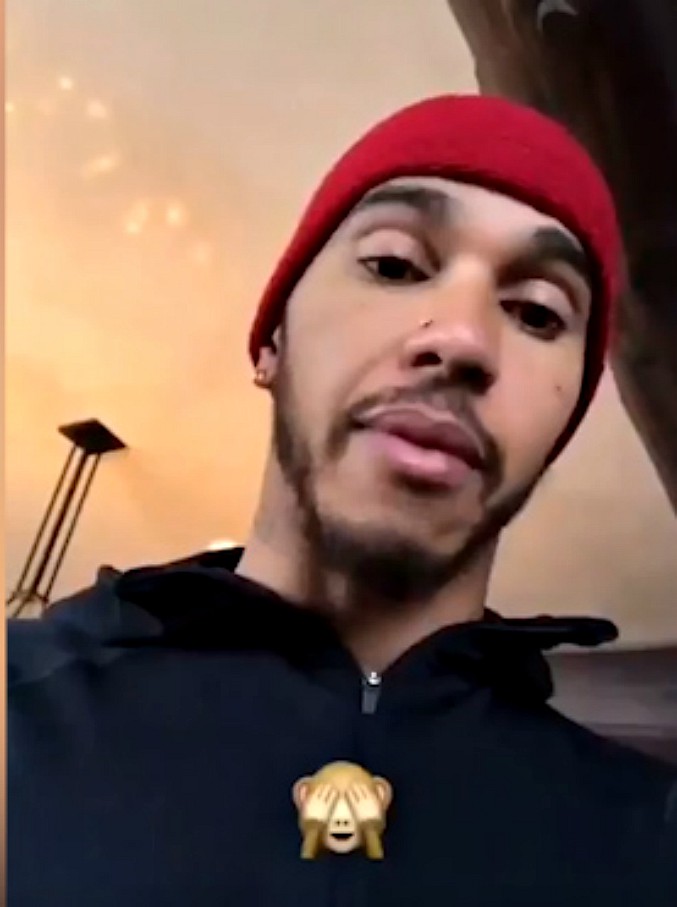 Copertina di Hamilton sgrida il nipotino: “I maschi non si vestono da principessa”. Polemiche per il video postato dal pilota di Formula 1